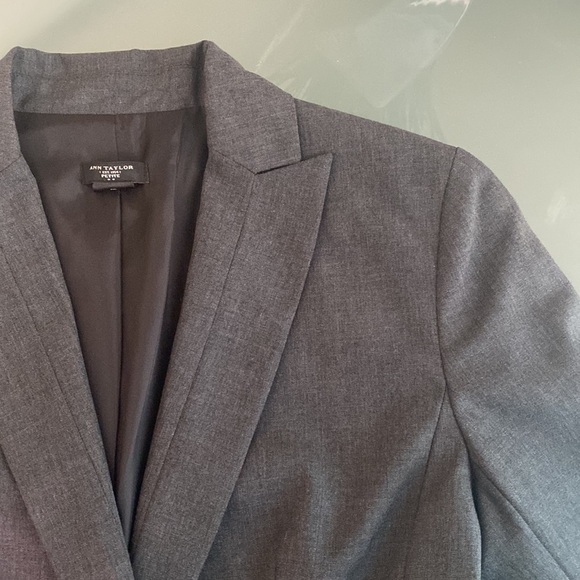 LIKE NEW Ann Taylor Gray Wool Notched Single Button Blazer Size 0P - Picture 7 of 10